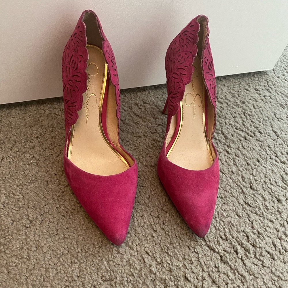 Jessica Simpson pumps hot pink